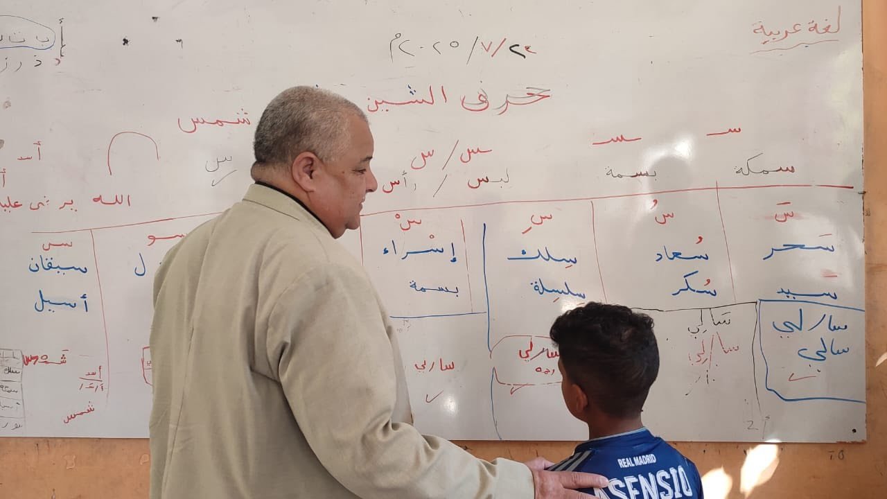 وكيل تعليم الأقصر يتفقد مدارس البياضية للوقوف على سير البرامج الإضافية لتحسين الأداء الطلابي