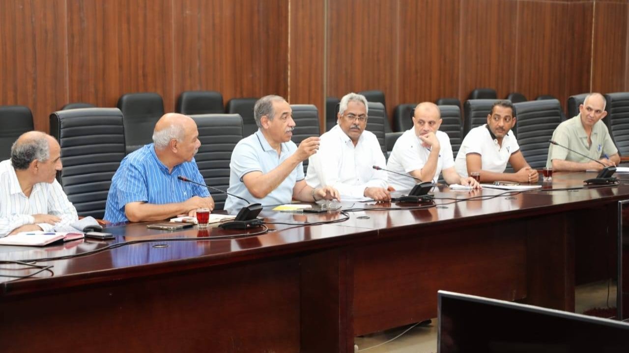 السكرتير العام يناقش مع أصحاب الورش خطة الانتقال النهائية